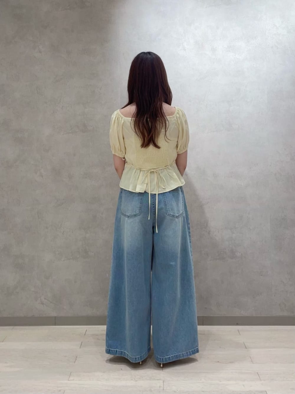ホワイト系のキャミソール、シルバー系のパンプス、ホワイト系のショルダーバッグを着用したレディースの夏コーディネートの3枚目の写真