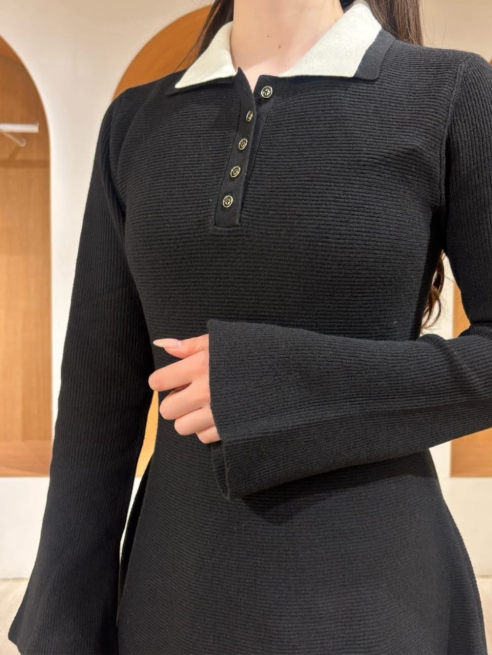 ブラック系のワンピース、ブラック系のショルダーバッグを着用したレディースの冬コーディネートの3枚目の写真