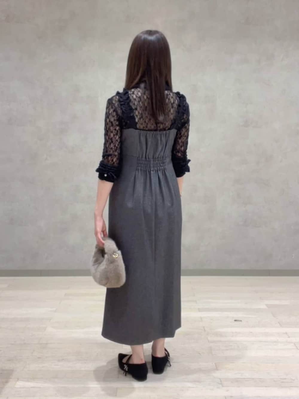 ブラック系のパンプス、ブラック系のTシャツ/カットソー、ブラック系のワンピースを着用したレディースの秋コーディネートの2枚目の写真