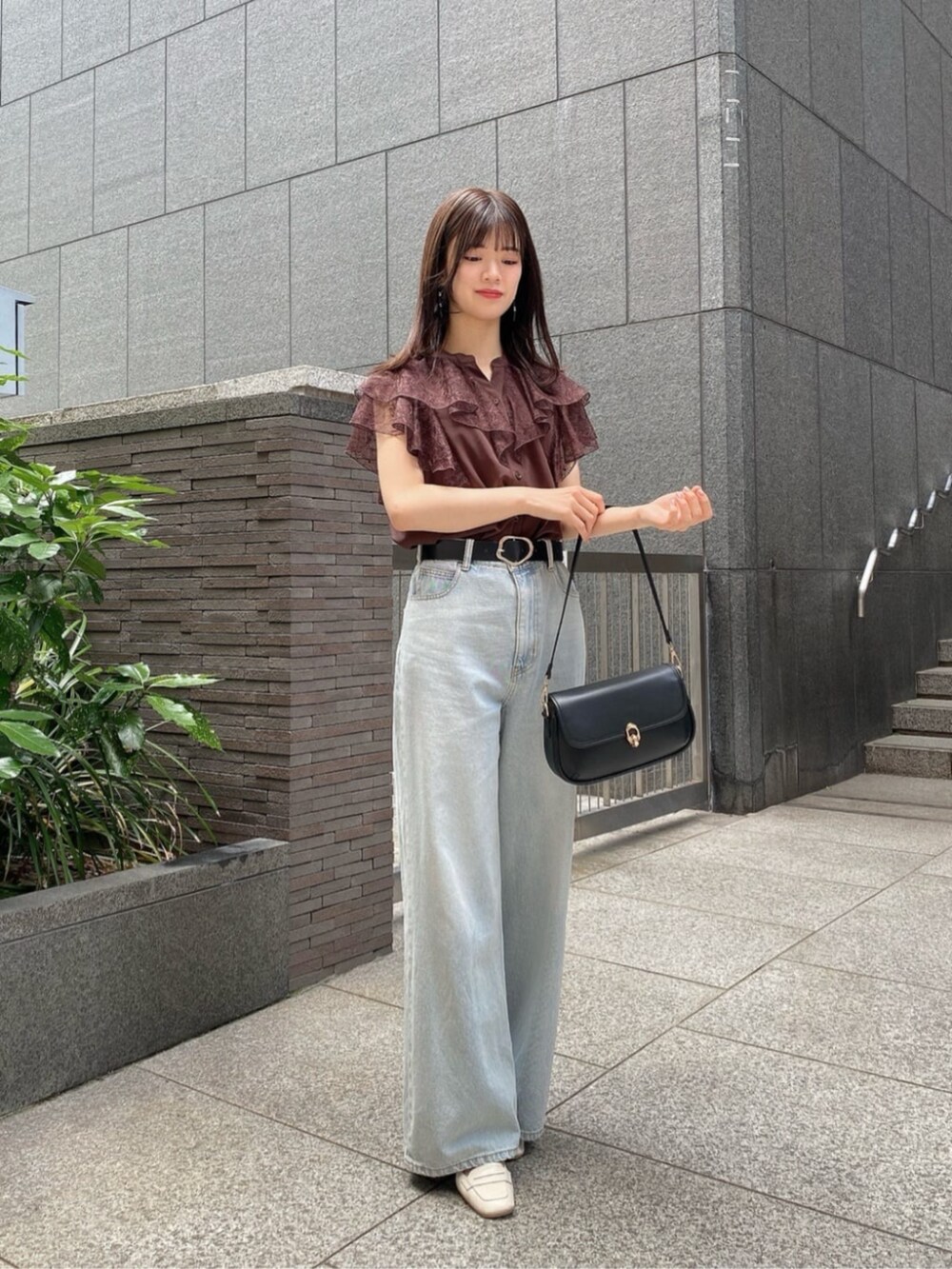 ブラック系のショルダーバッグ、ブラウン系のシャツ/ブラウス、ブルー系のその他パンツを着用したレディースの夏コーディネートの2枚目の写真