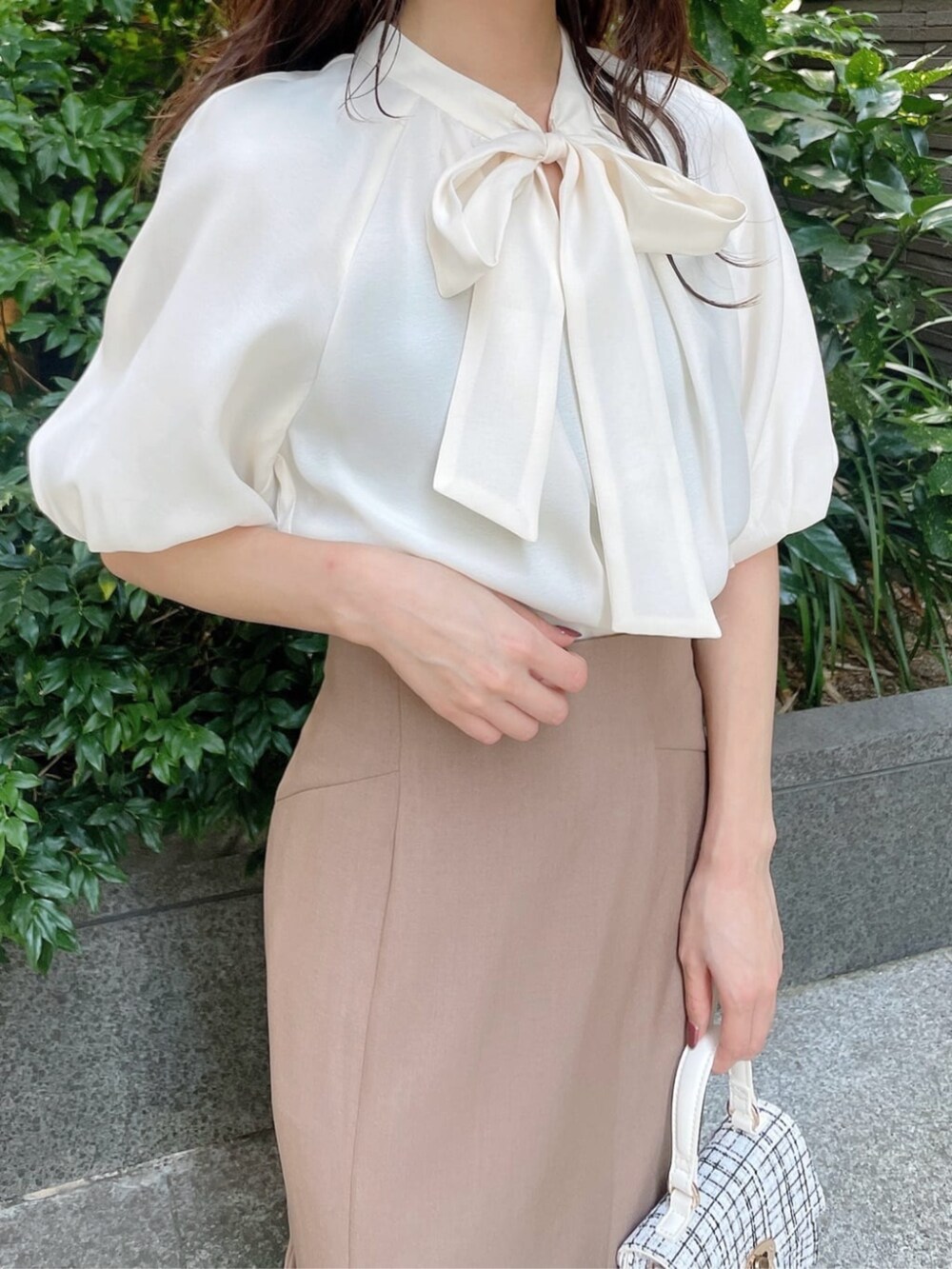 ホワイト系のショルダーバッグ、ホワイト系のシャツ/ブラウス、ブラウン系のスカートを着用したレディースの秋コーディネートの3枚目の写真