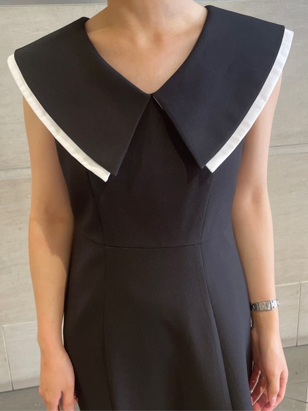 ブラック系のワンピースを着用したレディースの夏コーディネートの3枚目の写真