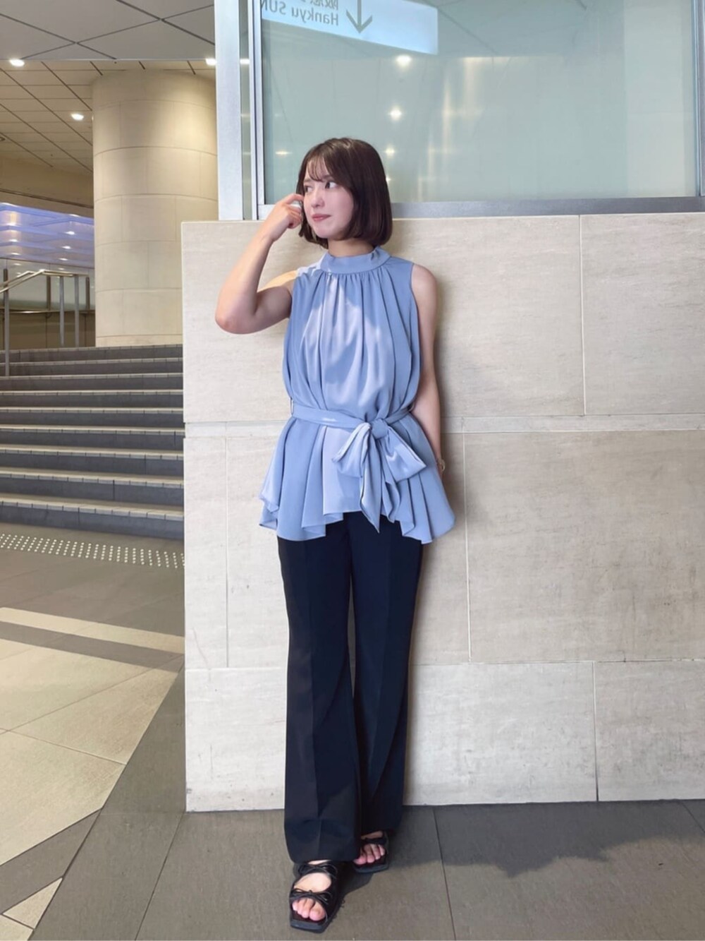 ブラック系のその他パンツ、ブルー系のシャツ/ブラウスを着用したレディースの夏コーディネートの3枚目の写真