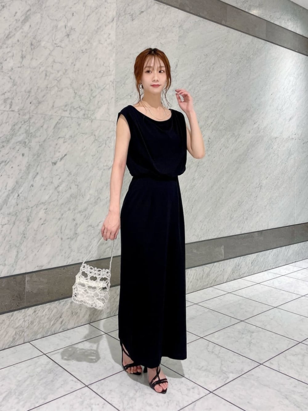 「ワンピース、夏コーデ、夏、モノトーン、モノトーンコーデ、ブラックコーデ、ブラック、大人カジュアル、大人コーデ、大人女子、大人かわいい、大人ガーリー、お出かけコーデ、休日スタイル、シンプルコーデ」｜「PROPORTION BODY DRESSINGのポインテッドＴストラップアシメサンダル / 1215182403（パンプス、ブラック系）」を使った、PROPORTION STAFFさん（レディース・153cm）の夏コーディネートの2枚目の写真