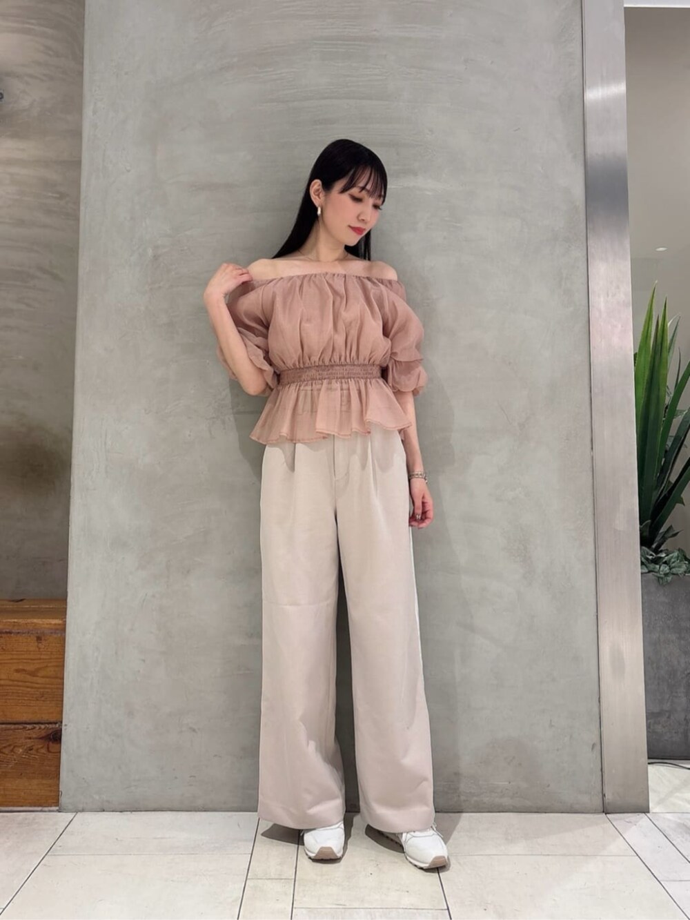 ベージュ系のシャツ/ブラウス、ベージュ系のその他パンツを着用したレディースの春コーディネートの3枚目の写真