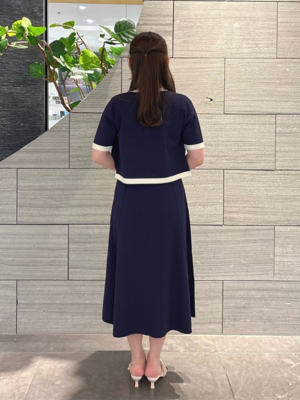 ブルー系のカーディガン/ボレロ、ブルー系のワンピースを着用したレディースの春コーディネートの3枚目の写真