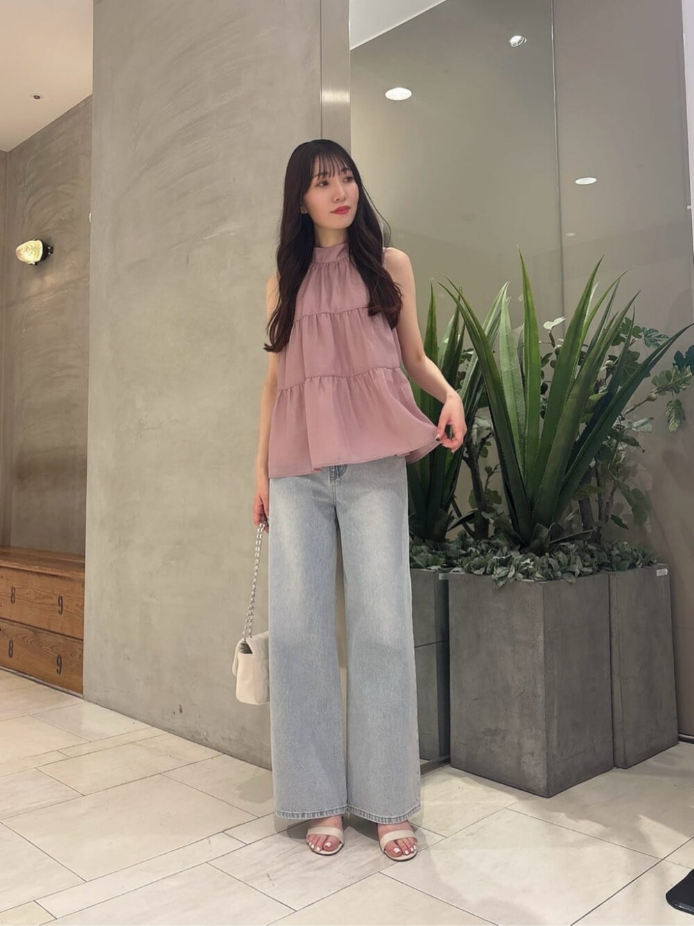 ホワイト系のショルダーバッグ、ブルー系のその他パンツ、ピンク系のシャツ/ブラウスを着用したレディースの夏コーディネートの2枚目の写真