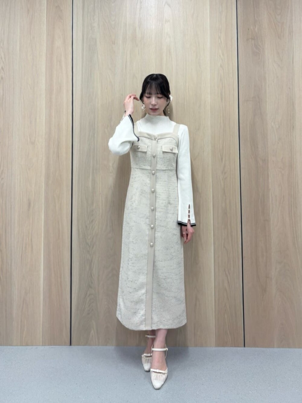 ホワイト系のニット/セーター、ベージュ系のワンピース、ホワイト系のシュシュを着用したレディースの秋コーディネートの3枚目の写真