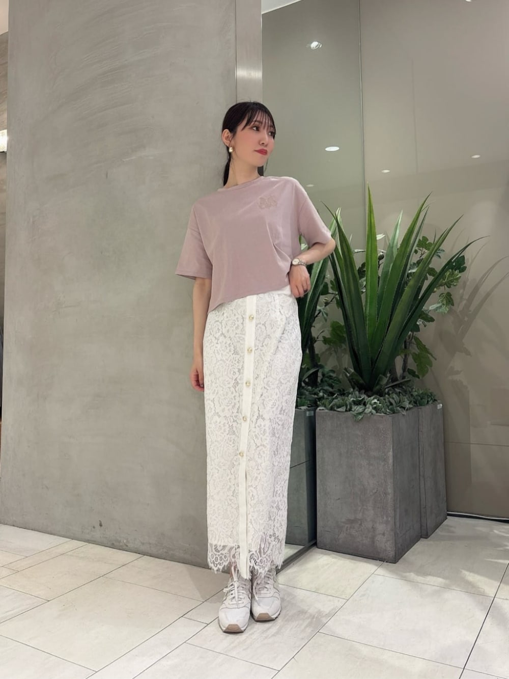 ピンク系のTシャツ/カットソー、ホワイト系のスカートを着用したレディースの春コーディネートの2枚目の写真