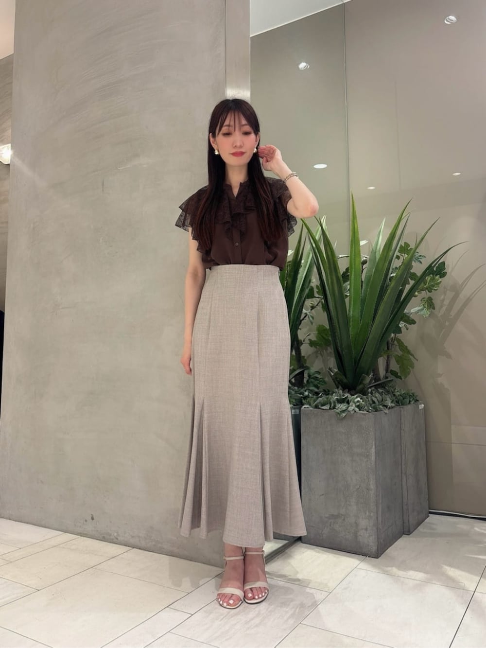 ブラウン系のシャツ/ブラウス、ブラウン系のスカートを着用したレディースの春コーディネートの3枚目の写真