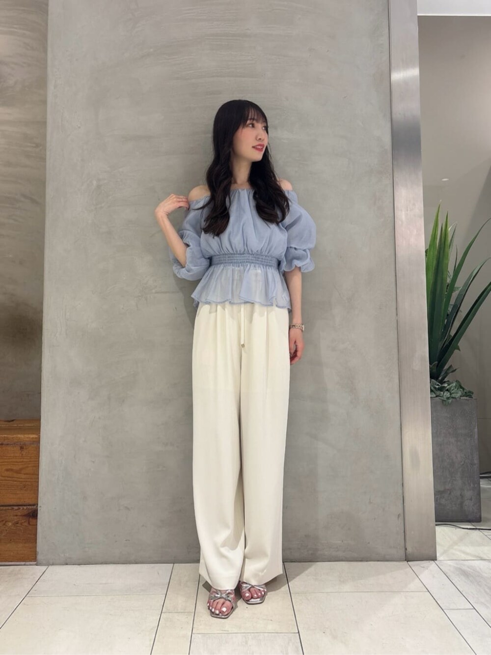 ブルー系のシャツ/ブラウス、ホワイト系のその他パンツを着用したレディースの春コーディネートの2枚目の写真