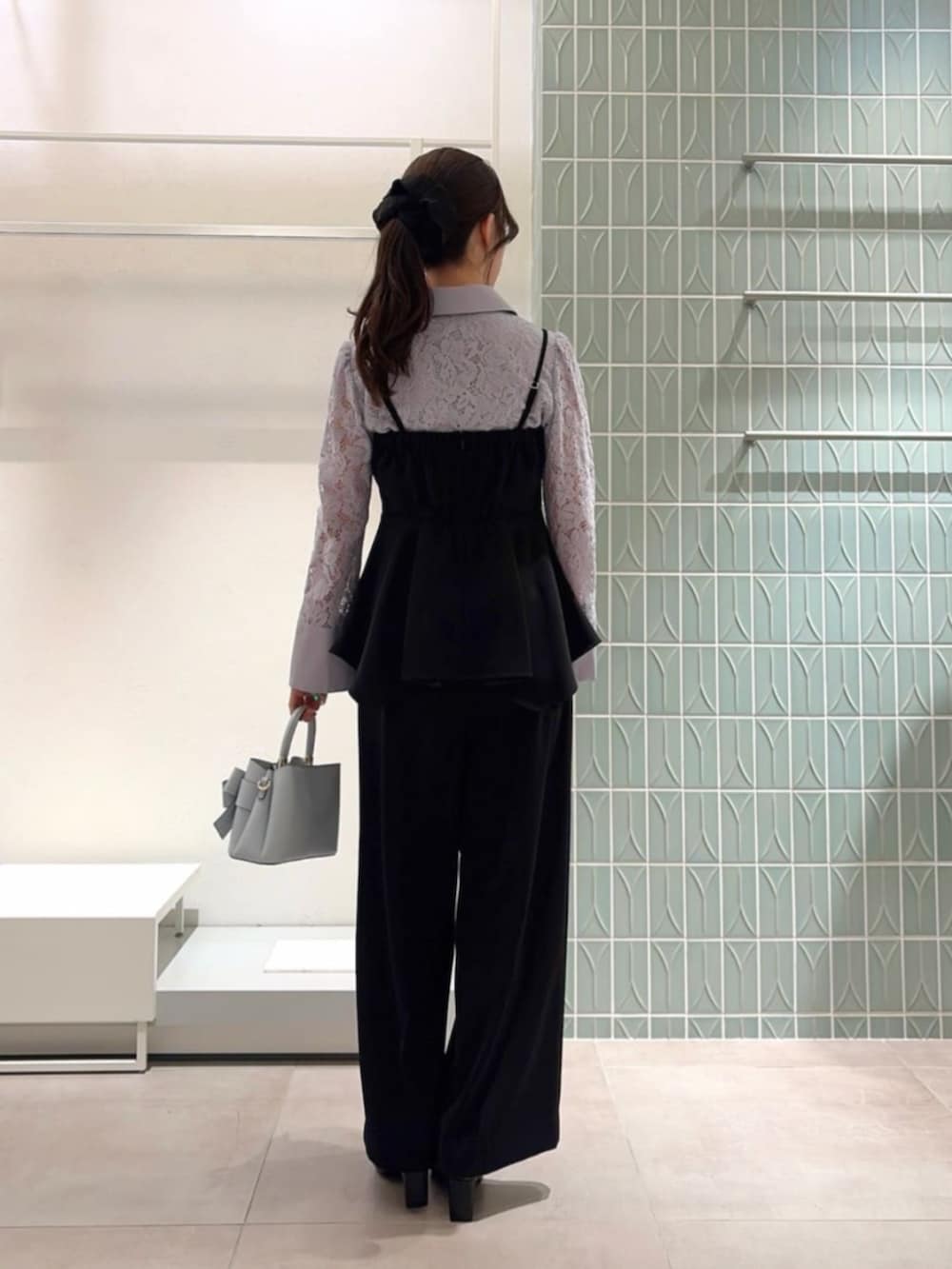 ブルー系のシャツ/ブラウス、ブラック系のシャツ/ブラウス、ブラック系のその他パンツを着用したレディースの春コーディネートの3枚目の写真