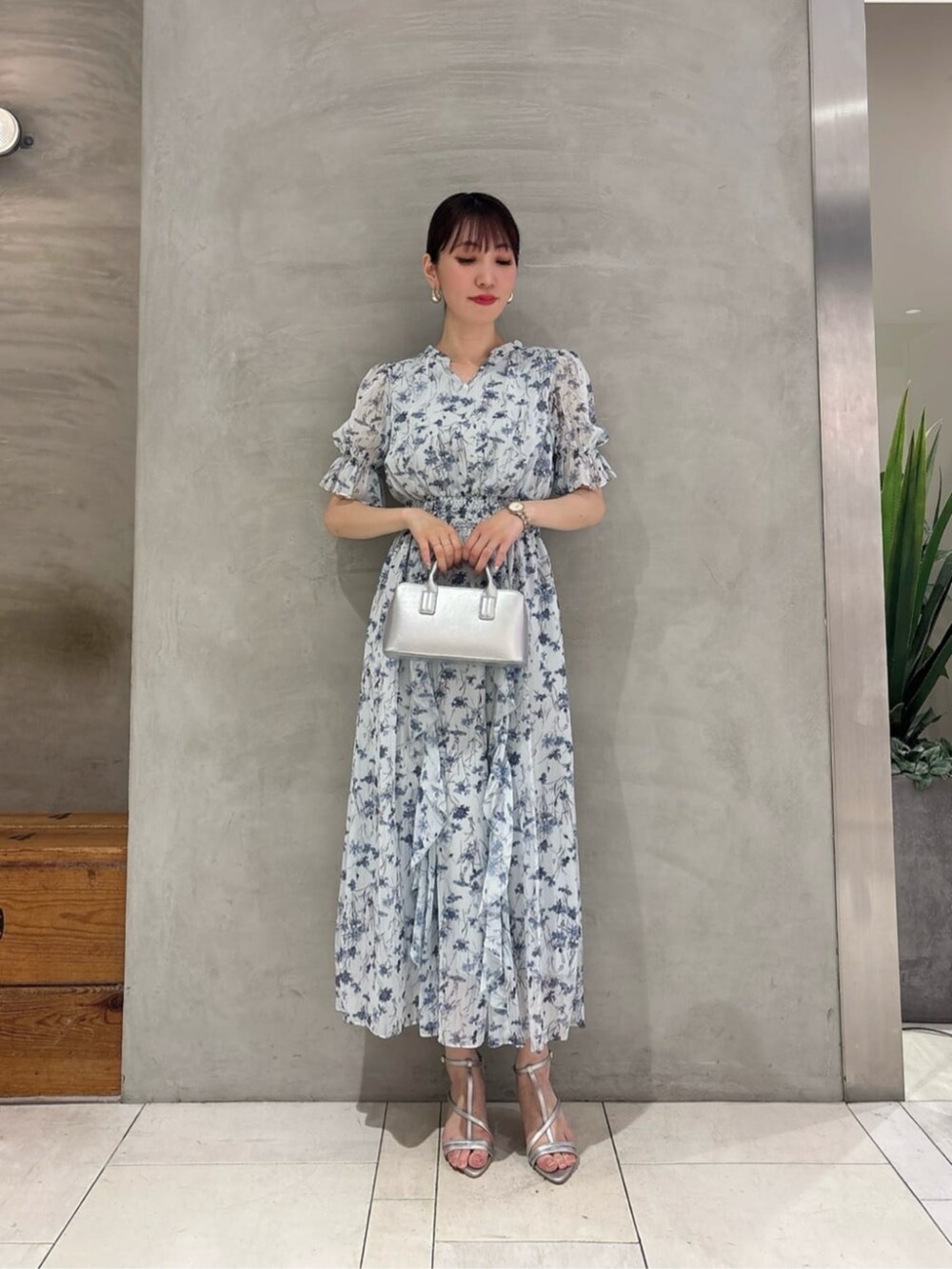シルバー系のパンプス、ブルー系のワンピースを着用したレディースの春コーディネートの3枚目の写真