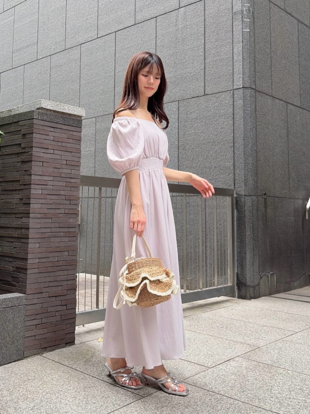 シルバー系のパンプス、ベージュ系のショルダーバッグ、ピンク系のワンピースを着用したレディースの春コーディネートの3枚目の写真
