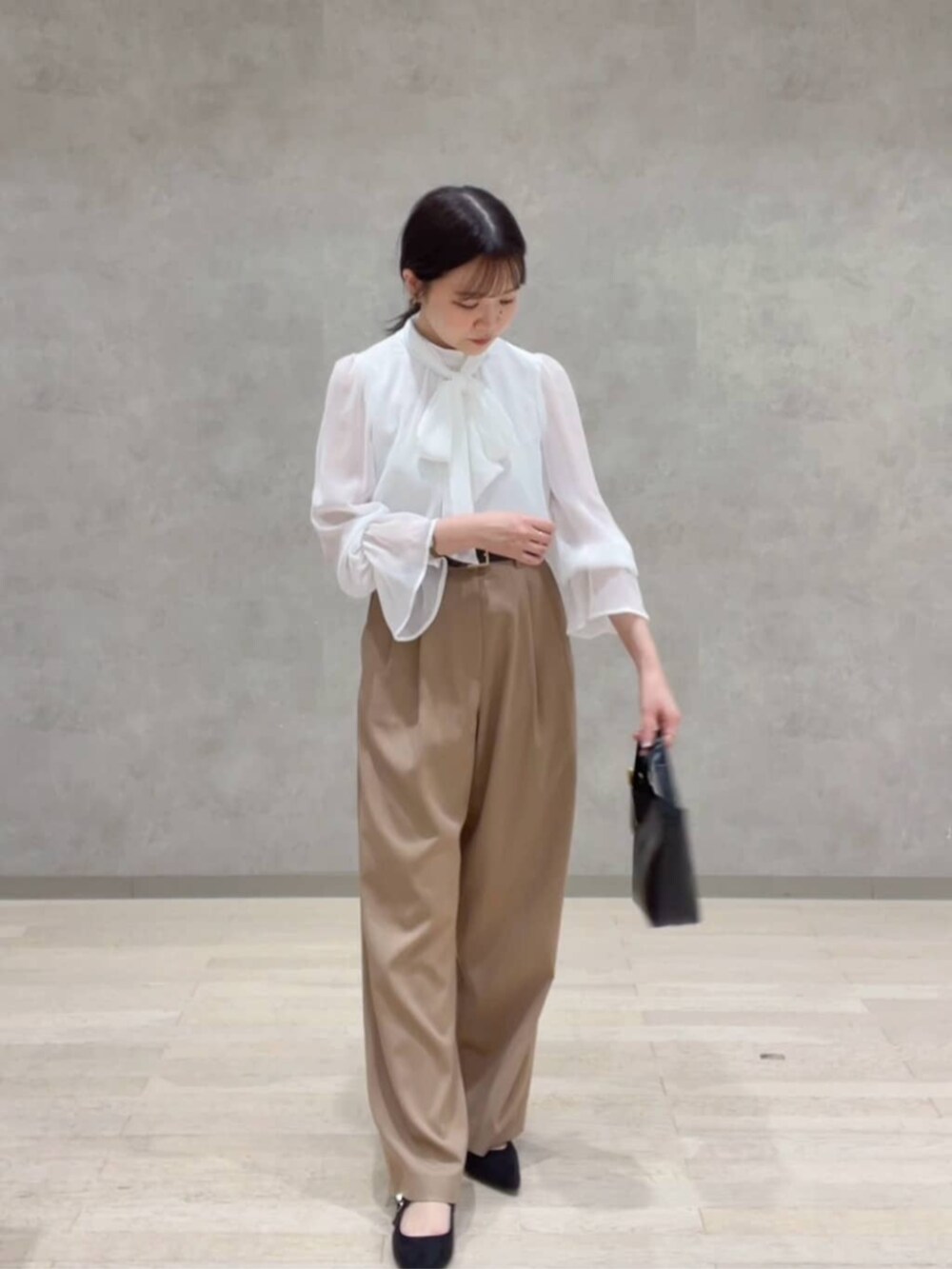 ホワイト系のシャツ/ブラウス、ベージュ系のその他パンツ、ブラック系のパンプスを着用したレディースの秋コーディネートの2枚目の写真