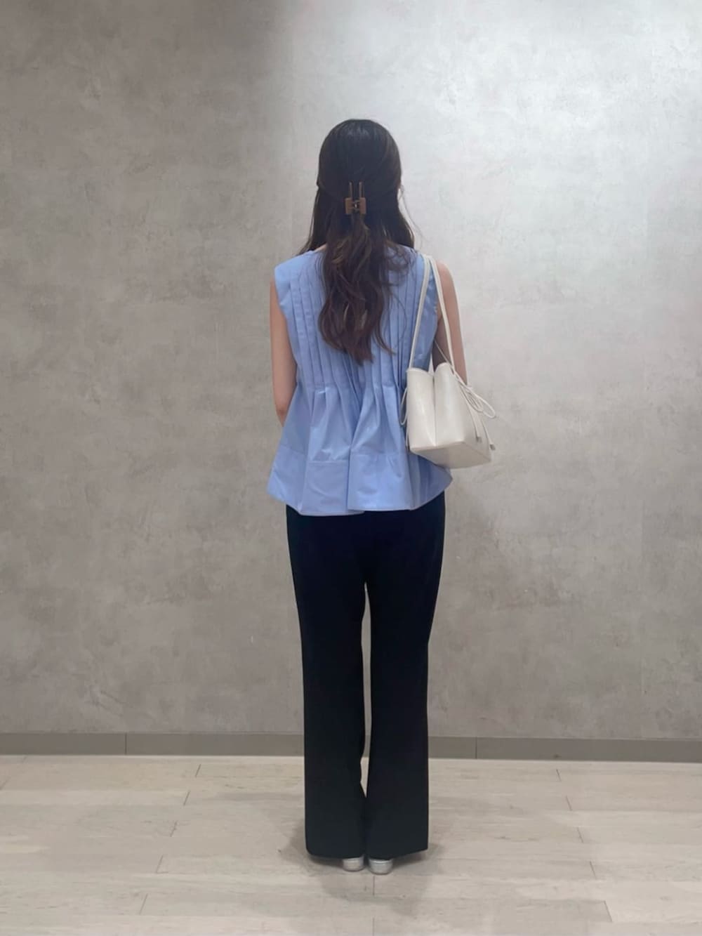 ブルー系のシャツ/ブラウス、ブラック系のその他パンツ、ホワイト系のショルダーバッグを着用したレディースの夏コーディネートの3枚目の写真