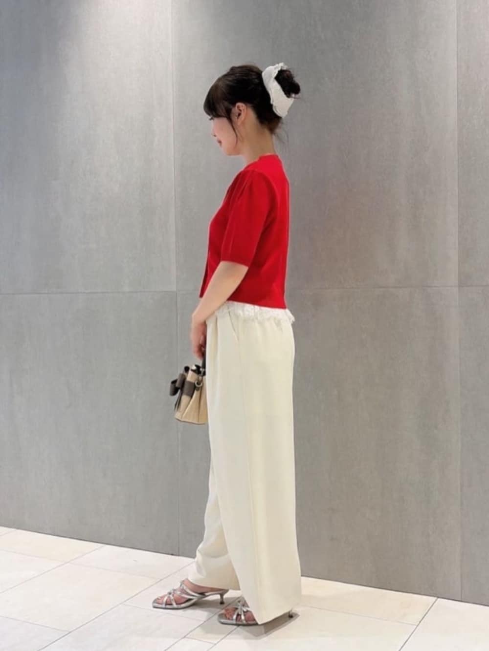シルバー系のパンプス、ブラウン系のショルダーバッグ、ホワイト系のその他パンツを着用したレディースの夏コーディネートの2枚目の写真
