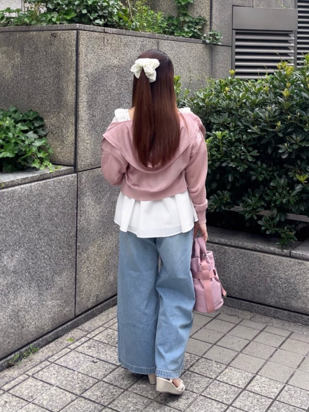 ピンク系のパーカー、ホワイト系のシャツ/ブラウス、ブルー系のその他パンツを着用したレディースの夏コーディネートの5枚目の写真