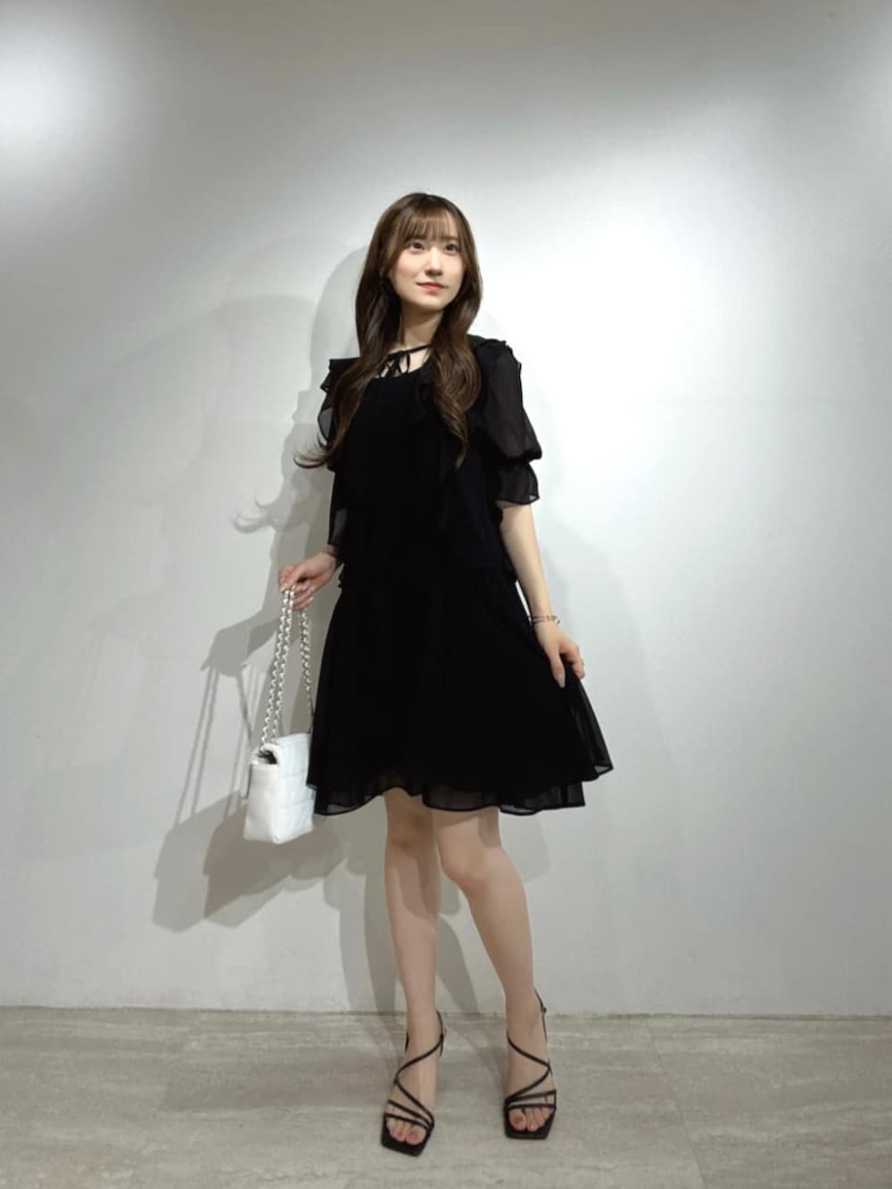 「ワンピース、モノトーン、モノトーンコーデ、ブラックコーデ、ブラック、大人カジュアル、大人コーデ、大人女子、大人かわいい、大人ガーリー、オトナカジュアル、オトナ女子、オトナカワイイ、お出かけコーデ、シンプルコーデ」｜「PROPORTION BODY DRESSINGの＜Ｅ＞ラッフルミニワンピース / 1215247603（ワンピース、ブラック系）」を使った、PROPORTION STAFFさん（レディース・158cm）の夏コーディネートの2枚目の写真