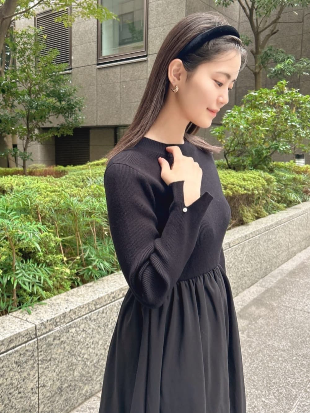 ブラック系のブーツ、ブラック系のワンピースを着用したレディースの秋コーディネートの3枚目の写真