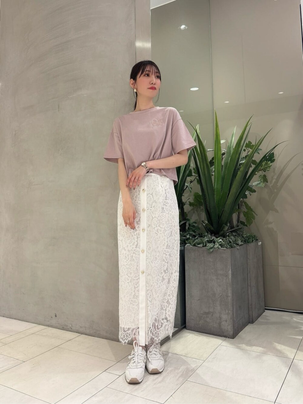 ピンク系のTシャツ/カットソー、ホワイト系のスカートを着用したレディースの春コーディネートの3枚目の写真