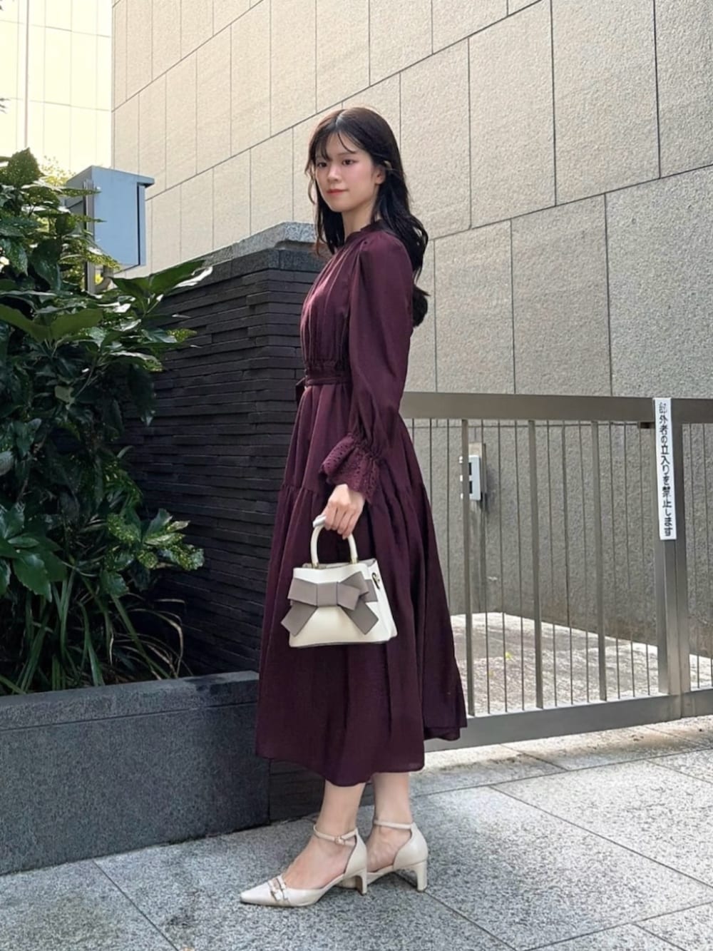 ベージュ系のパンプス、ホワイト系のショルダーバッグ、ベージュ系のテーラードジャケットを着用したレディースの秋コーディネートの3枚目の写真