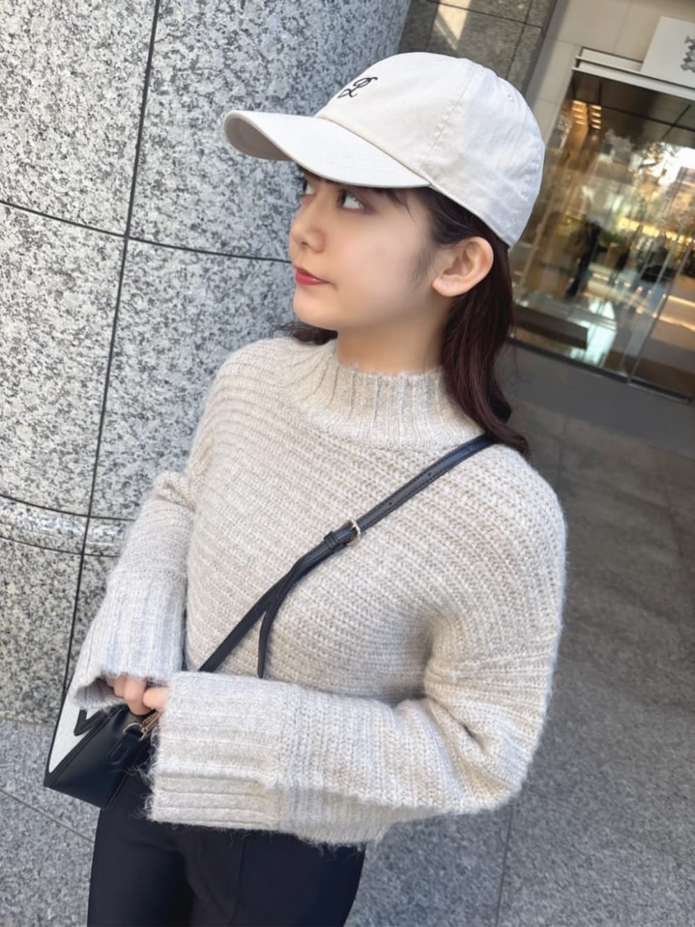 ベージュ系のニット/セーター、ブラック系のその他パンツを着用したレディースの冬コーディネートの3枚目の写真