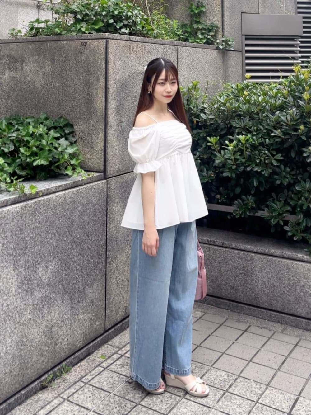 ピンク系のパーカー、ホワイト系のシャツ/ブラウス、ブルー系のその他パンツを着用したレディースの夏コーディネートの4枚目の写真
