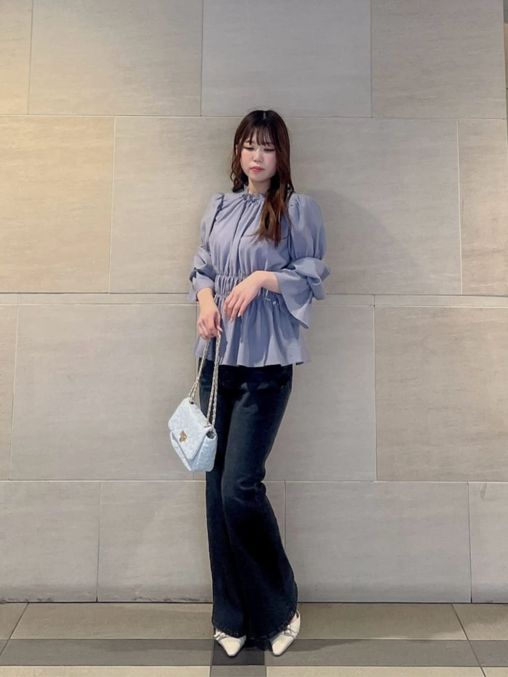 グレー系のシャツ/ブラウス、ブラック系のデニムパンツ、ベージュ系のパンプスを着用したレディースの春コーディネートの2枚目の写真