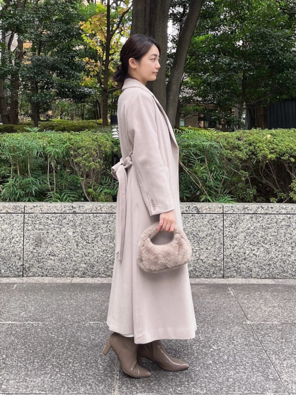 ベージュ系のハンドバッグ、ブラウン系のブーツ、ブルー系のワンピースを着用したレディースの冬コーディネートの2枚目の写真