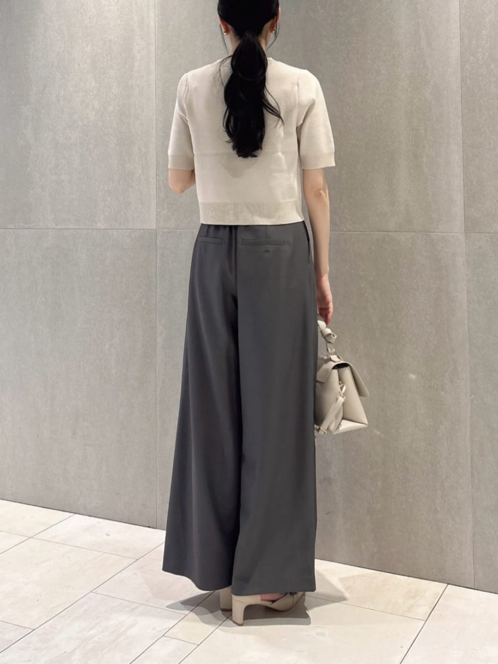 ベージュ系のパンプス、グレー系のワンピース、グレー系のその他パンツを着用したレディースの春コーディネートの3枚目の写真