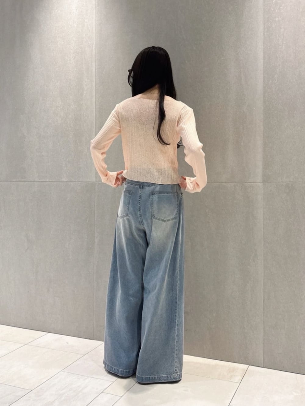 ブルー系のその他パンツ、ピンク系のTシャツ/カットソーを着用したレディースの春コーディネートの3枚目の写真