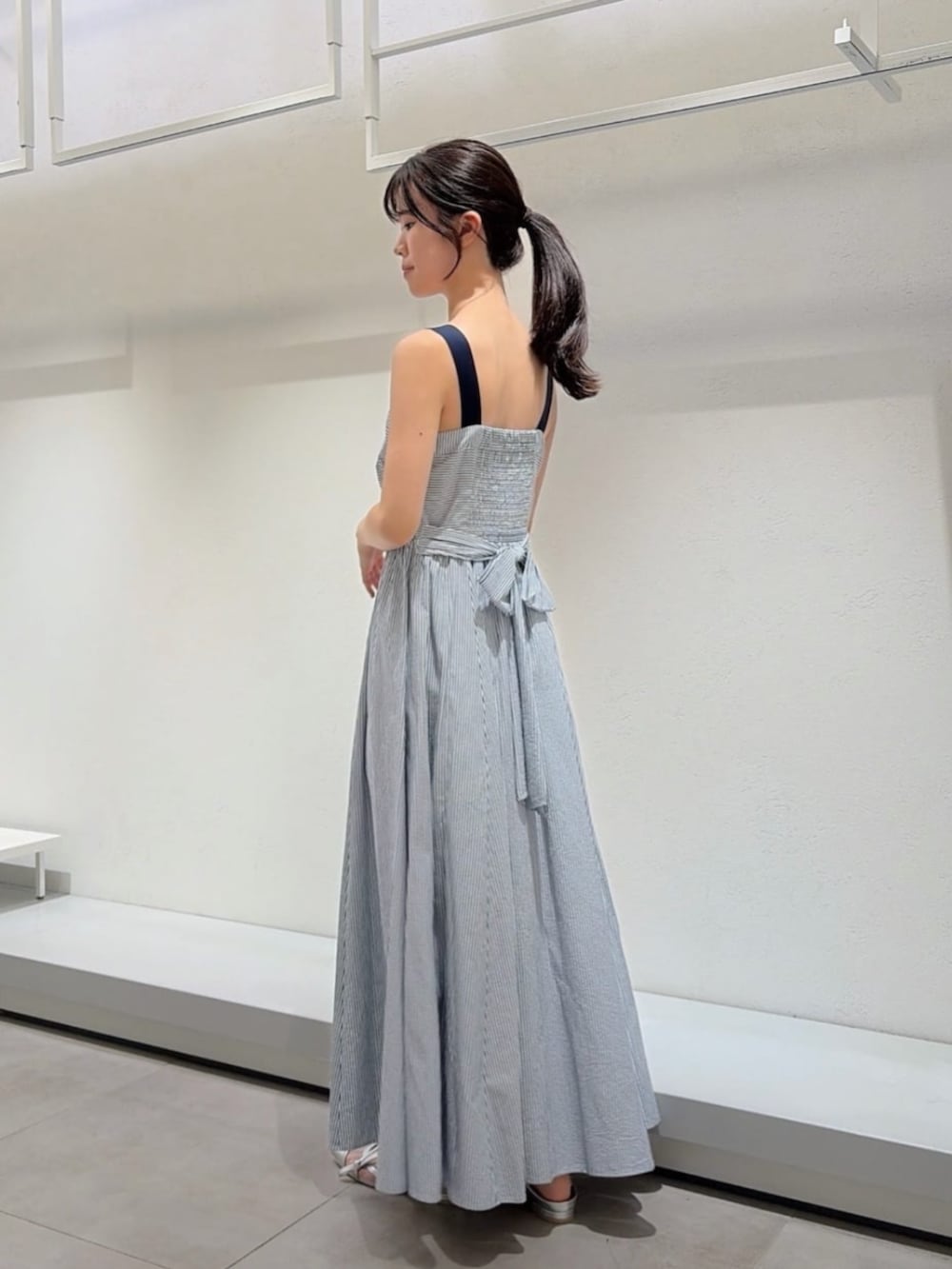 シルバー系のパンプス、ブルー系のパーカー、ブルー系のワンピースを着用したレディースの夏コーディネートの5枚目の写真