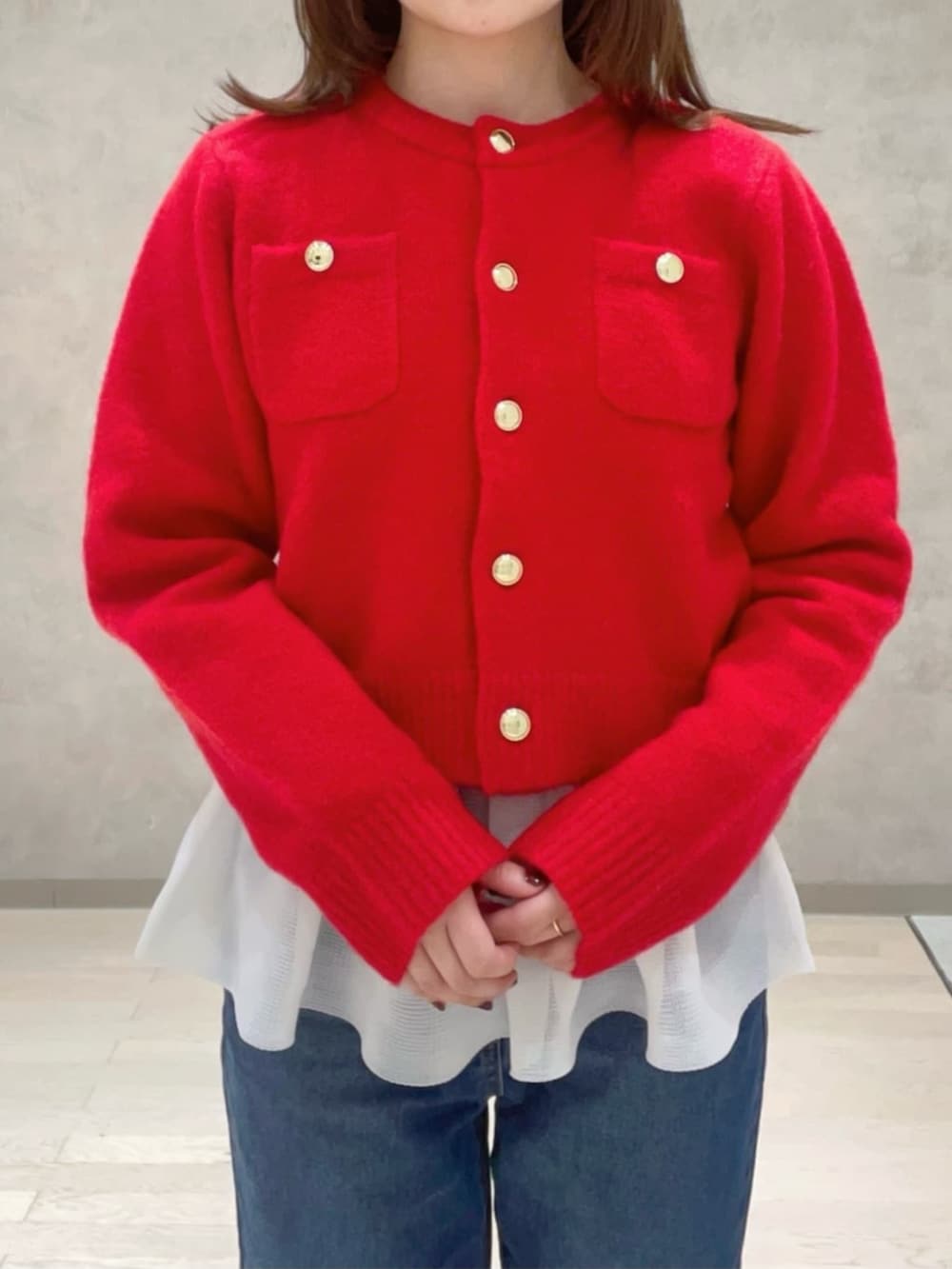 ブラック系のショルダーバッグ、ブルー系のその他パンツ、レッド系のカーディガン/ボレロを着用したレディースの冬コーディネートの3枚目の写真