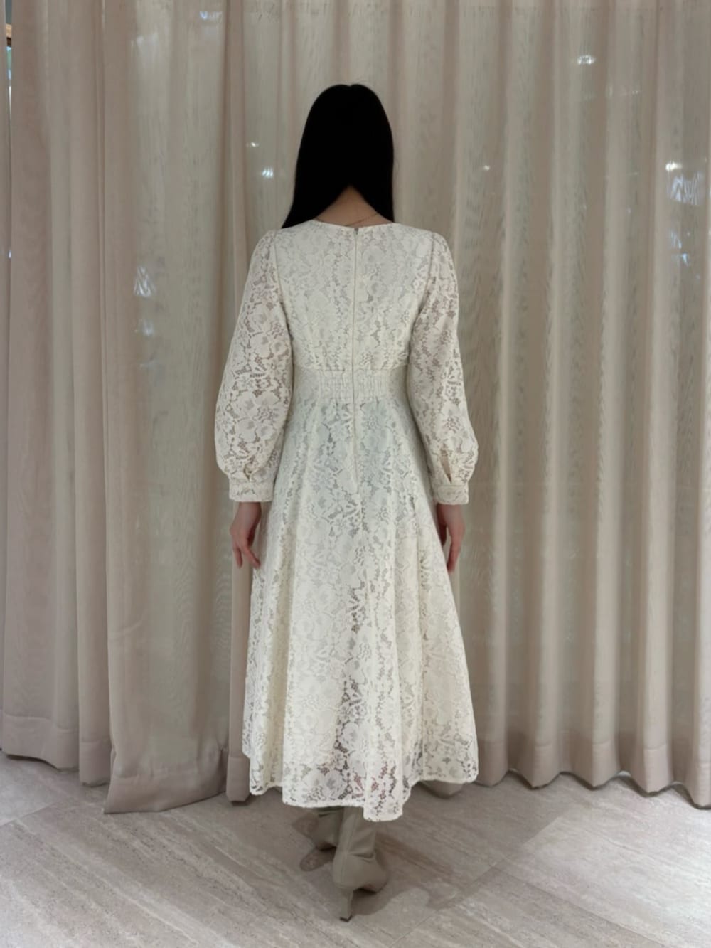 ホワイト系のワンピース、ピンク系のショルダーバッグを着用したレディースの冬コーディネートの3枚目の写真