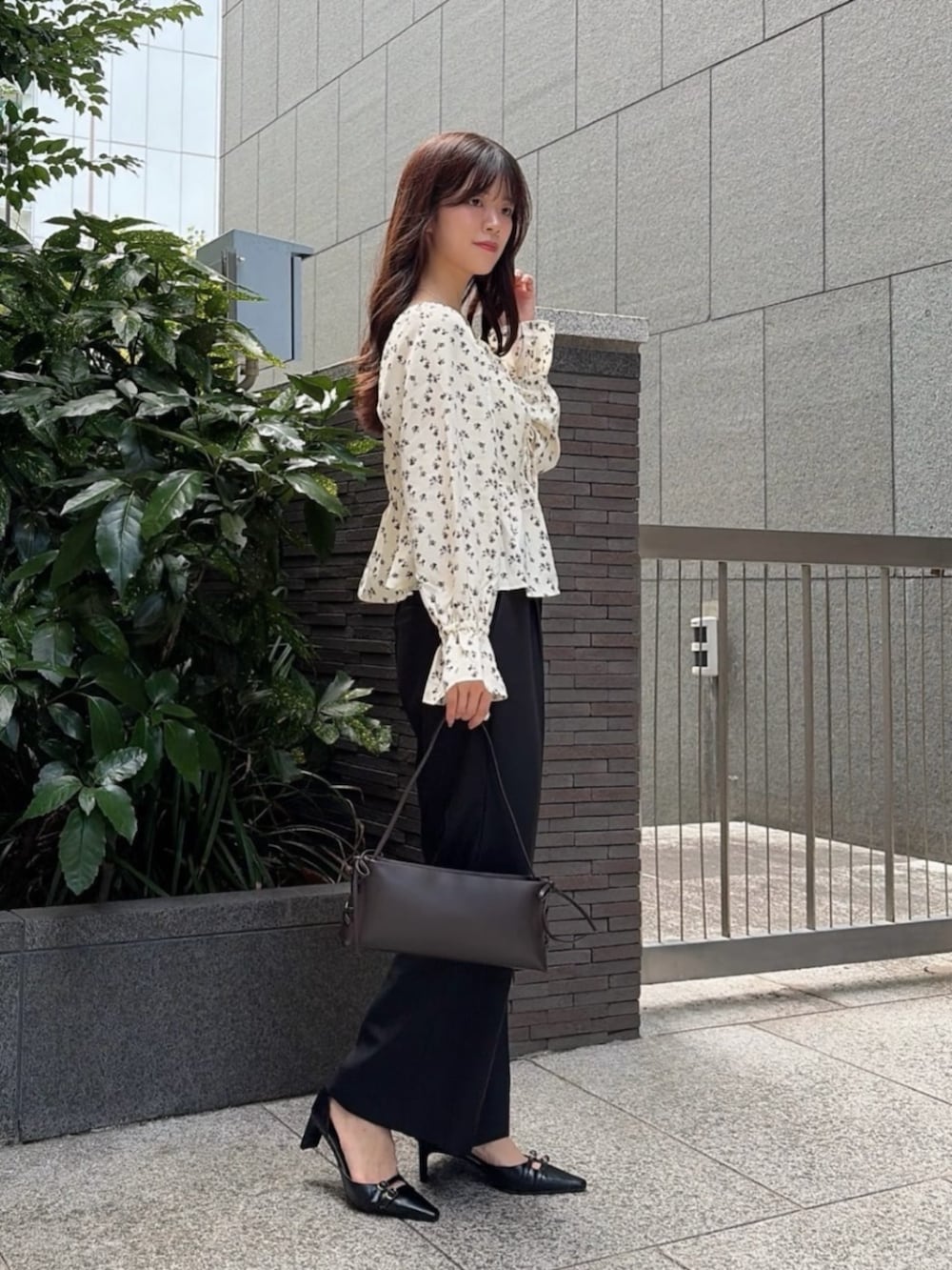 ブラック系のパンプス、ホワイト系のシャツ/ブラウス、ブラック系のその他パンツを着用したレディースの秋コーディネートの2枚目の写真