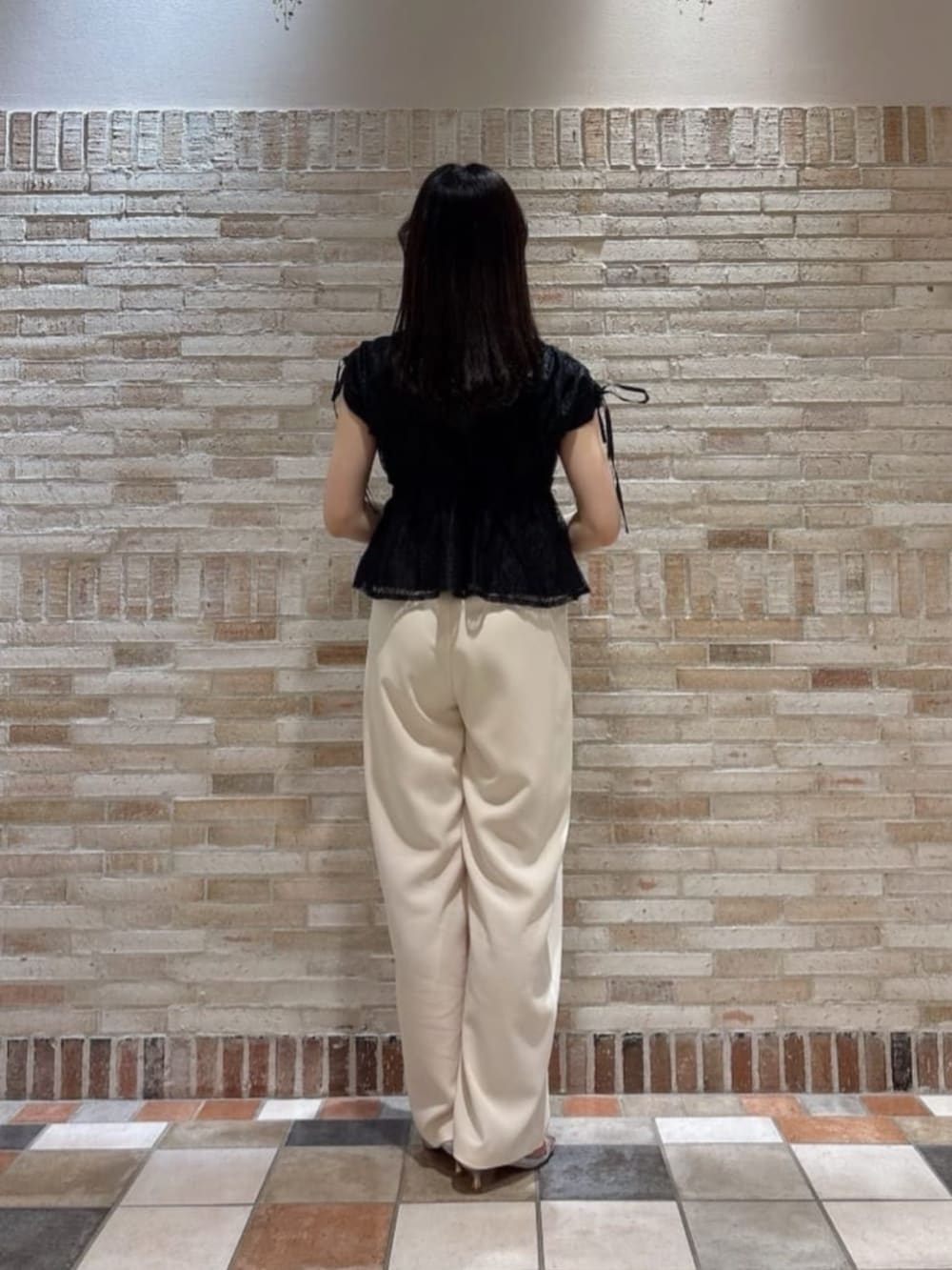 シルバー系のパンプス、ブラック系のシャツ/ブラウス、ホワイト系のその他パンツを着用したレディースの夏コーディネートの3枚目の写真