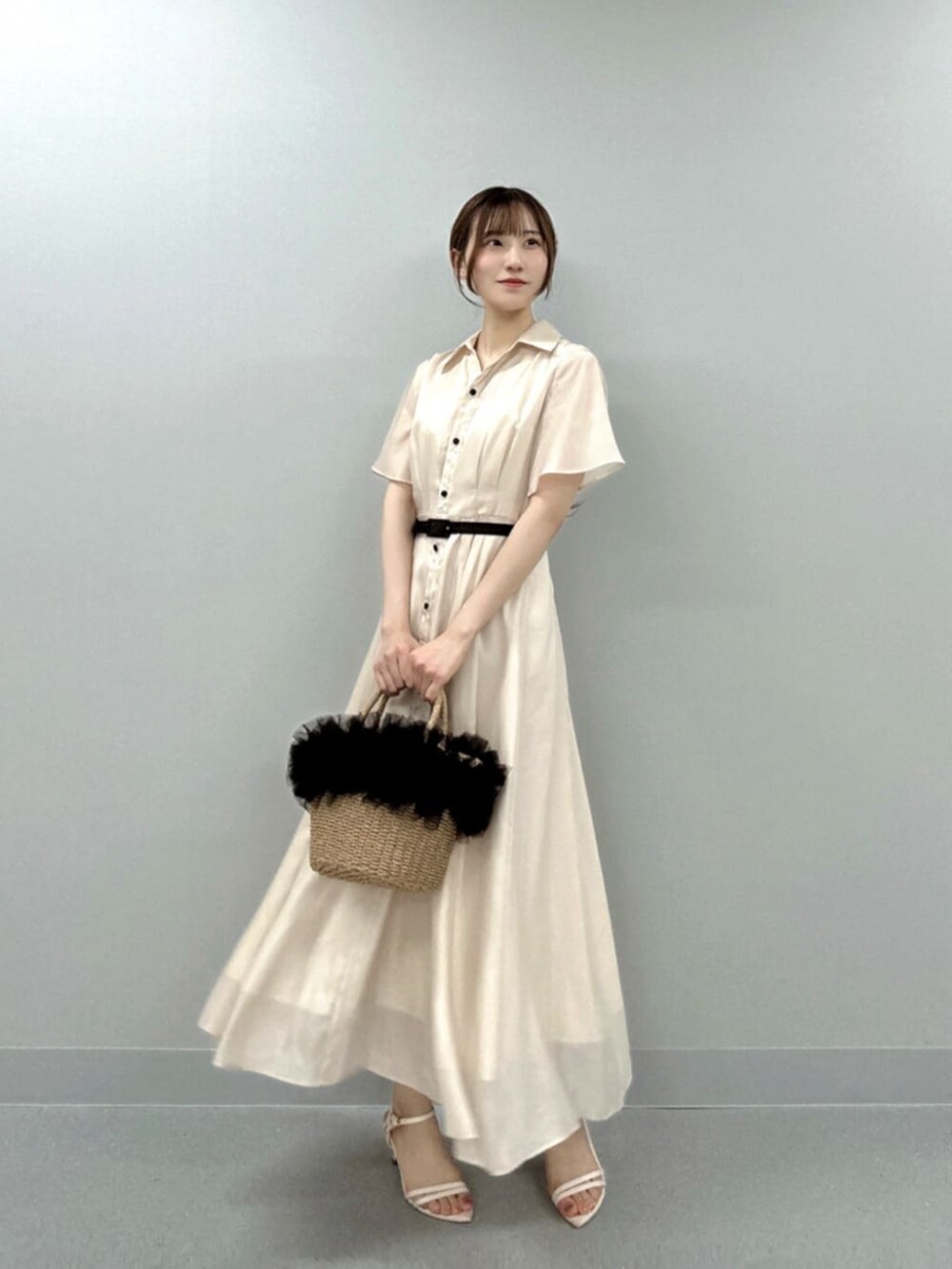ベージュ系のワンピースを着用したレディースの夏コーディネートの3枚目の写真