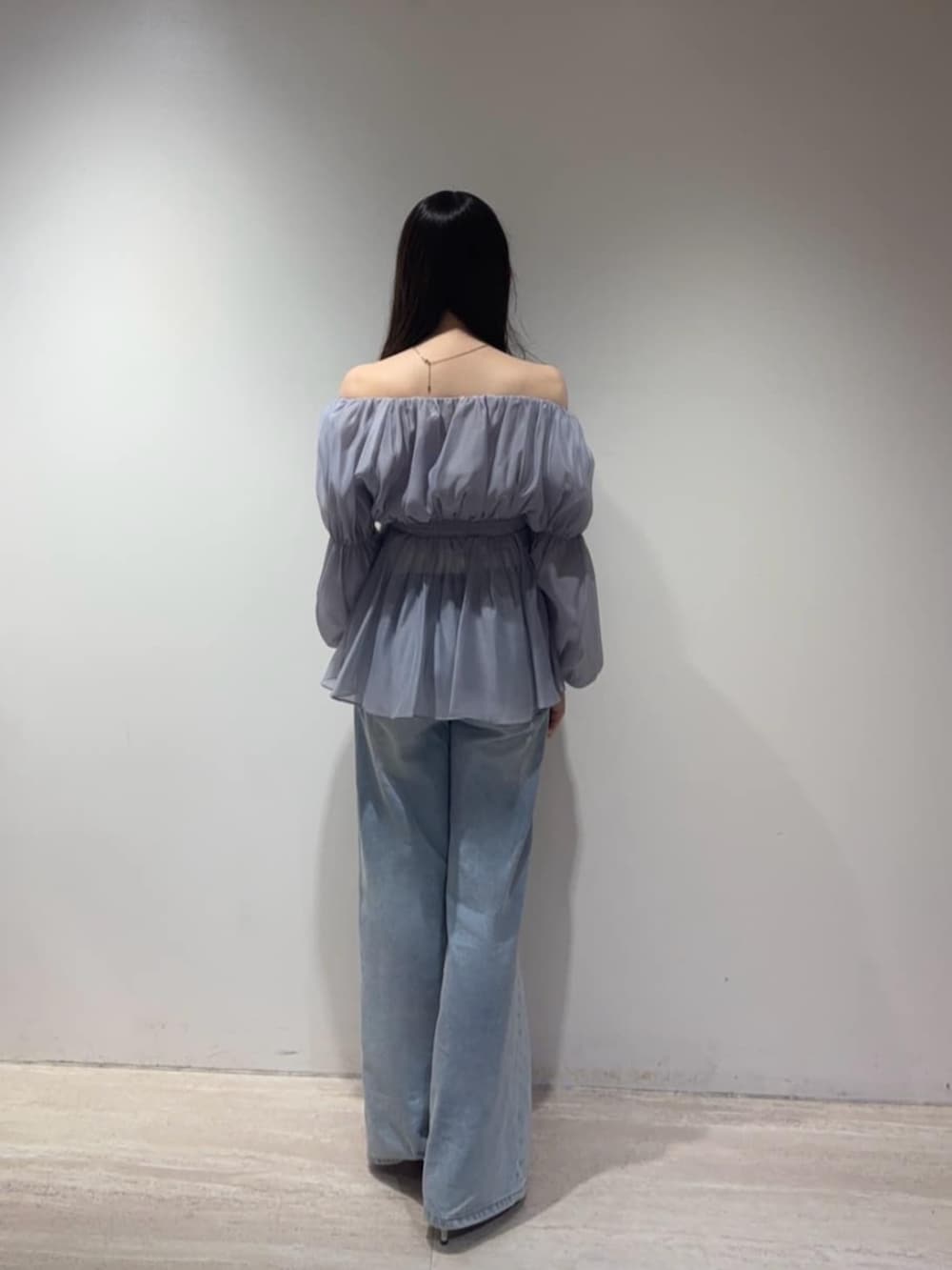 ブルー系のシャツ/ブラウス、ブルー系のその他パンツを着用したレディースの秋コーディネートの3枚目の写真