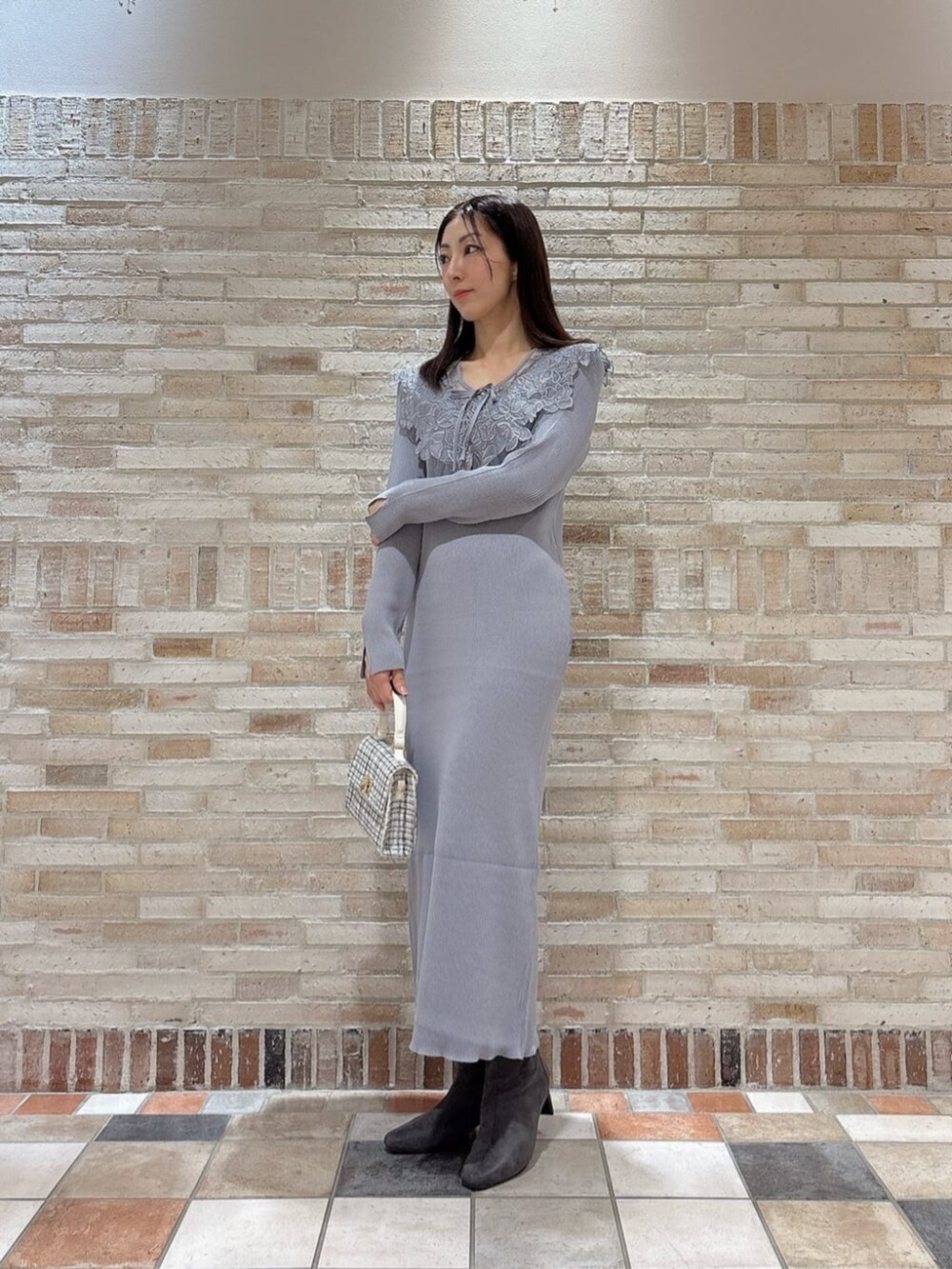 ホワイト系のショルダーバッグ、ブルー系のワンピースを着用したレディースの秋コーディネートの2枚目の写真