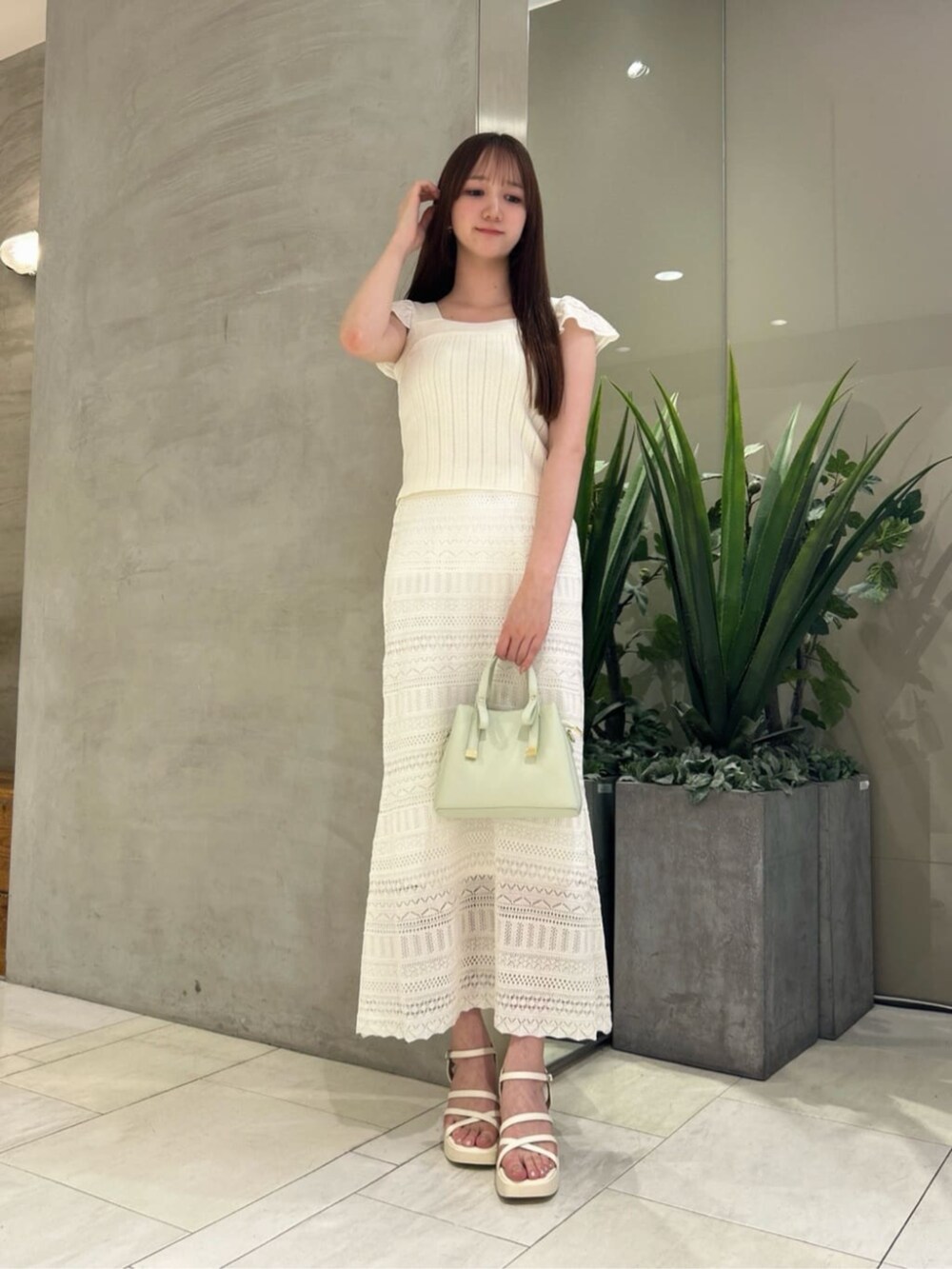 ホワイト系のワンピースを着用したレディースの夏コーディネートの2枚目の写真