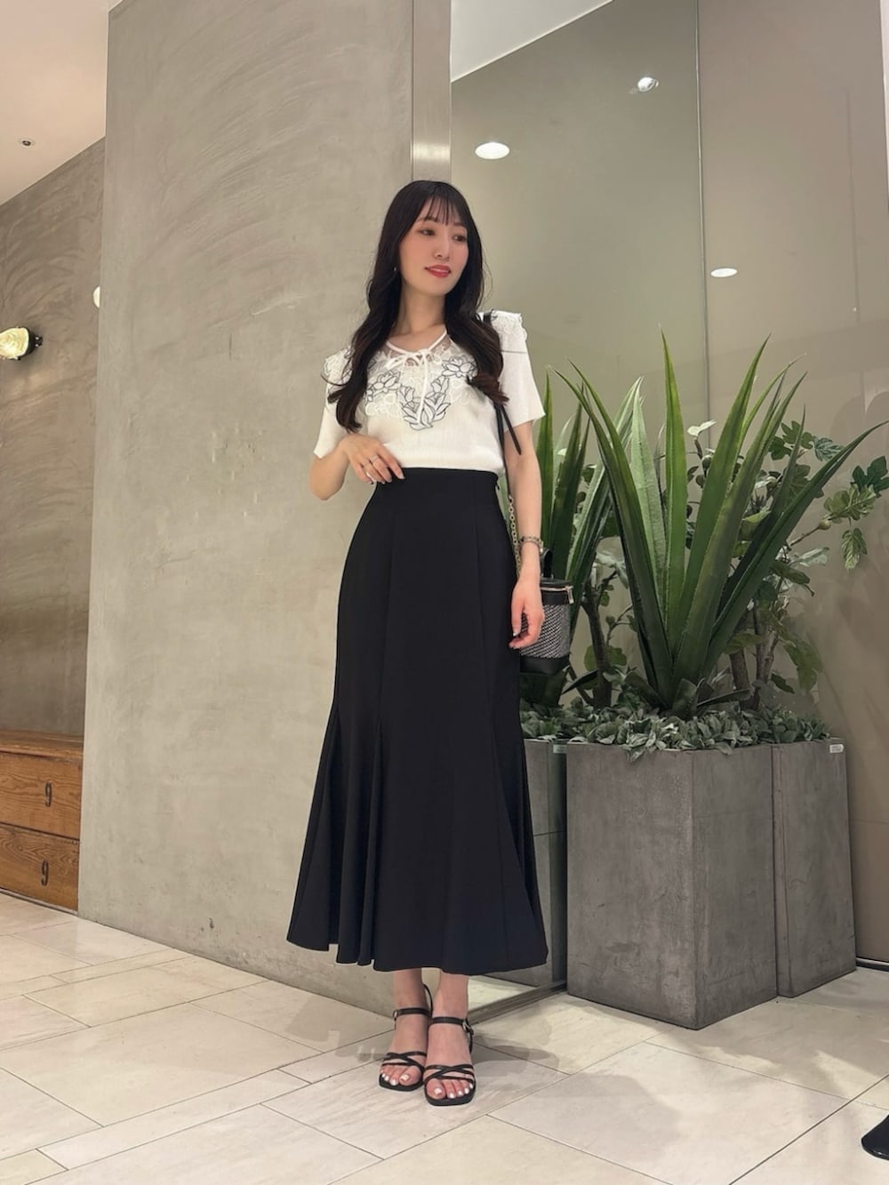 「モノトーン、モノトーンコーデ、夏コーデ、夏、きれいめカジュアル、キレイめ、きれいめ、大人カジュアル、大人コーデ、大人女子、大人かわいい、大人ガーリー、カジュアル、カジュアルコーデ、シンプルコーデ」|「PROPORTION BODY DRESSINGのケープ風レース付ニット / 1215170605(ニット/セーター、ホワイト系)」を使った、PROPORTION STAFFさん(レディース・162cm)の夏コーディネートの3枚目の写真