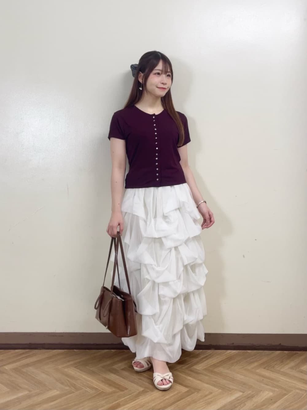 ホワイト系のスカート、レッド系のTシャツ/カットソー、ブラウン系のショルダーバッグを着用したレディースの夏コーディネートの2枚目の写真