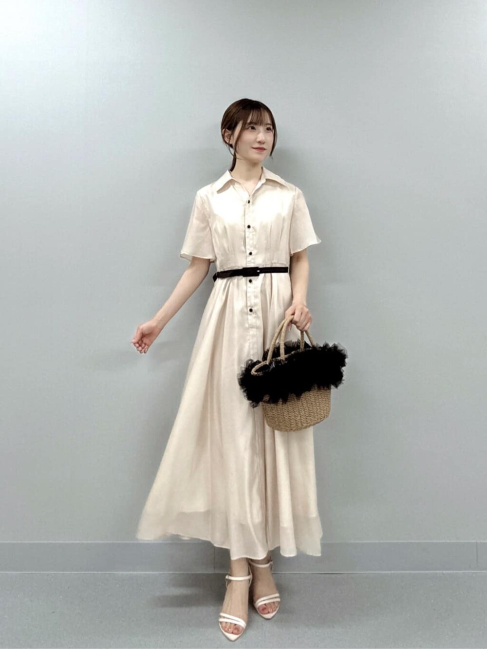 ベージュ系のワンピースを着用したレディースの夏コーディネートの2枚目の写真