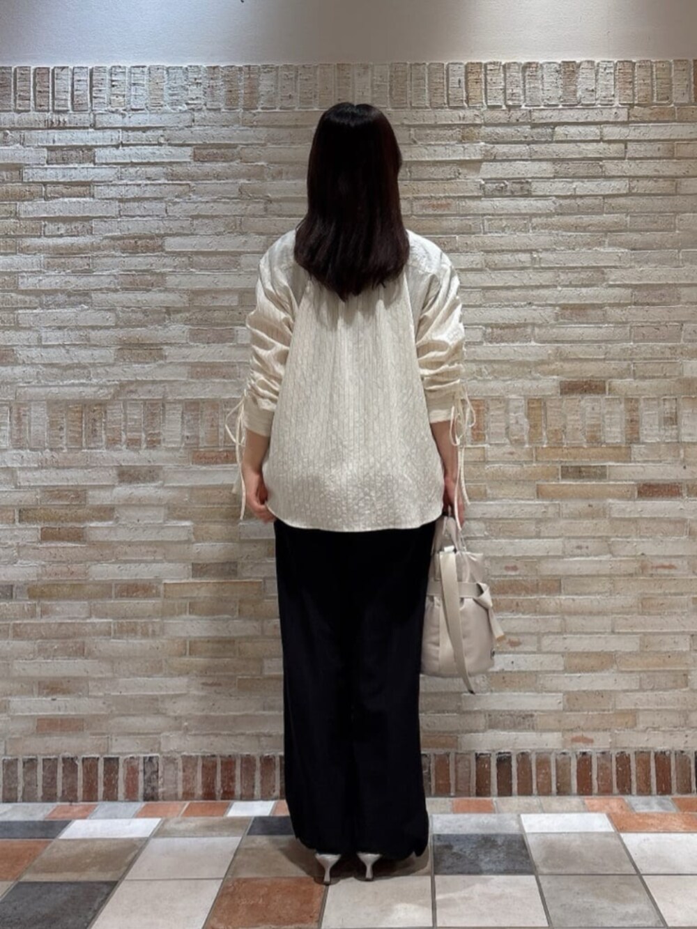 ブラック系のその他パンツ、ホワイト系のシャツ/ブラウス、ブラック系のTシャツ/カットソーを着用したレディースの春コーディネートの4枚目の写真