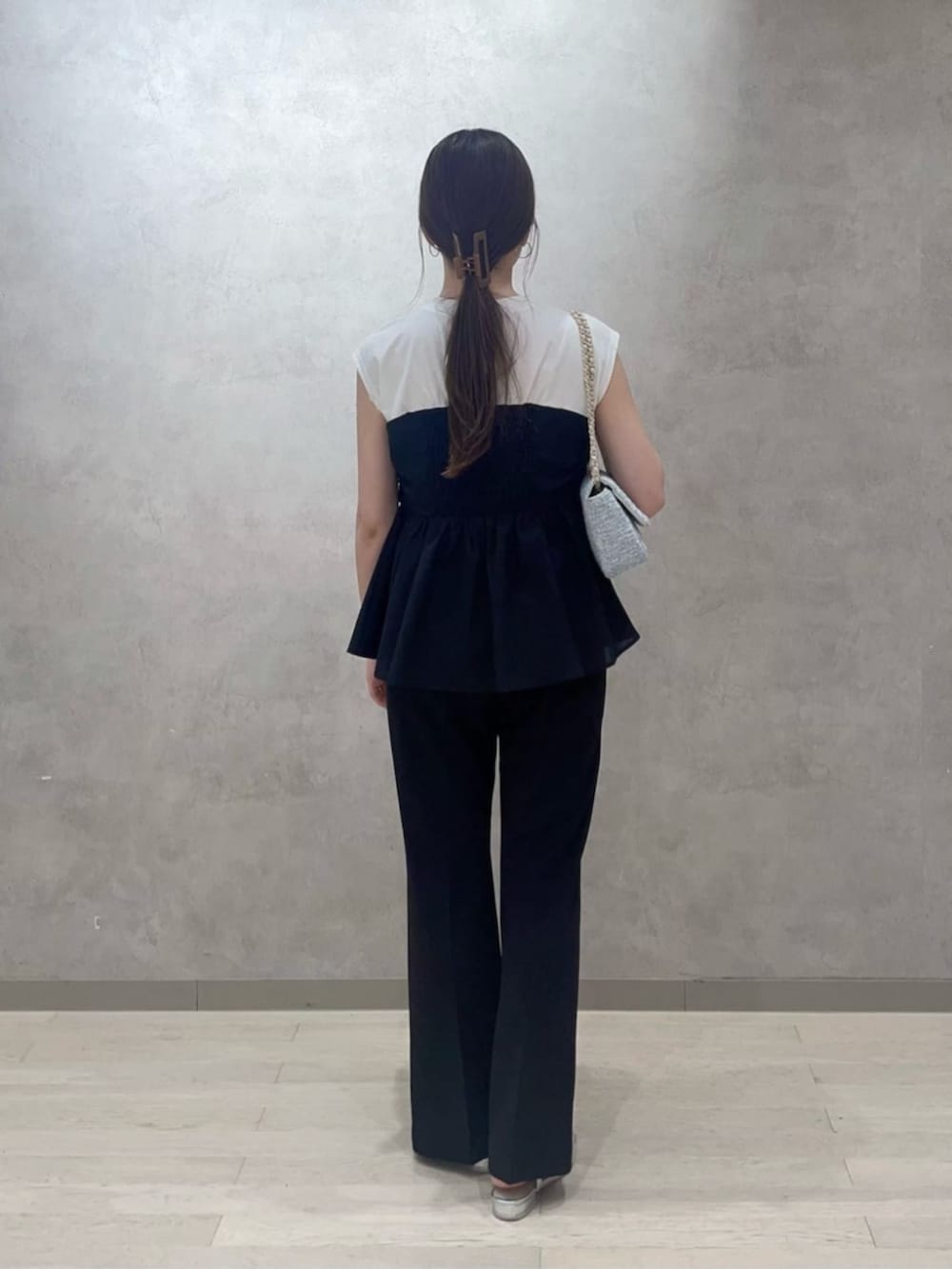 ブルー系のショルダーバッグ、ブラック系のその他パンツ、ブラック系のTシャツ/カットソーを着用したレディースの夏コーディネートの4枚目の写真