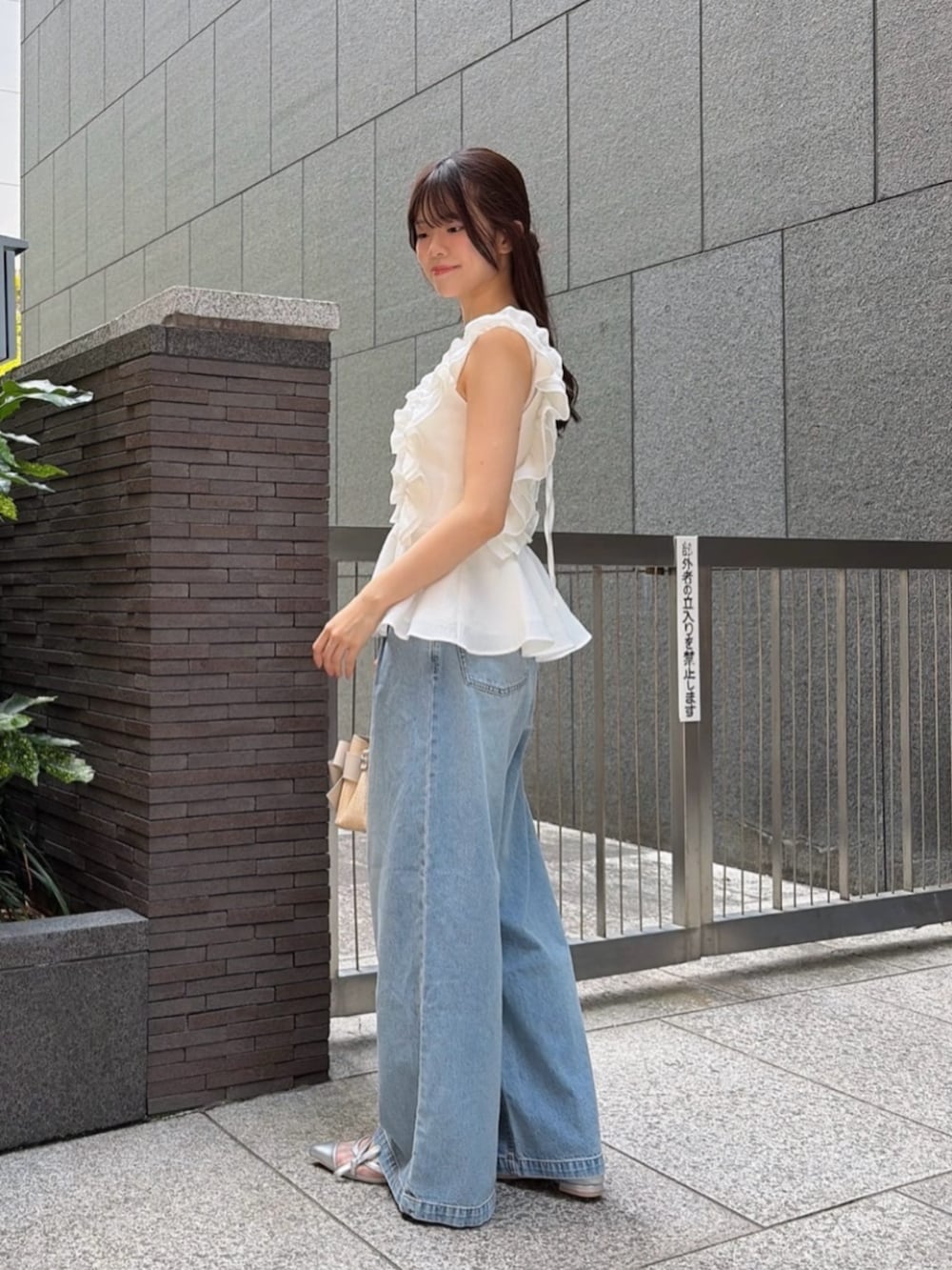 ブルー系のその他パンツ、ホワイト系のショルダーバッグ、ホワイト系のシャツ/ブラウスを着用したレディースの夏コーディネートの2枚目の写真