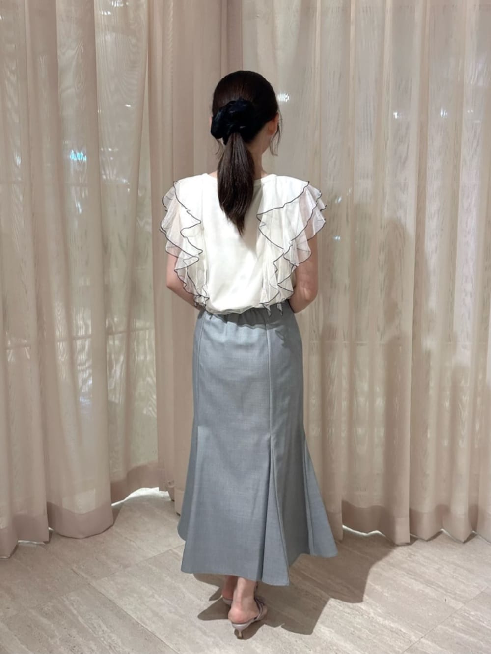 パープル系のパンプス、ホワイト系のショルダーバッグ、ホワイト系のシャツ/ブラウスを着用したレディースの夏コーディネートの4枚目の写真