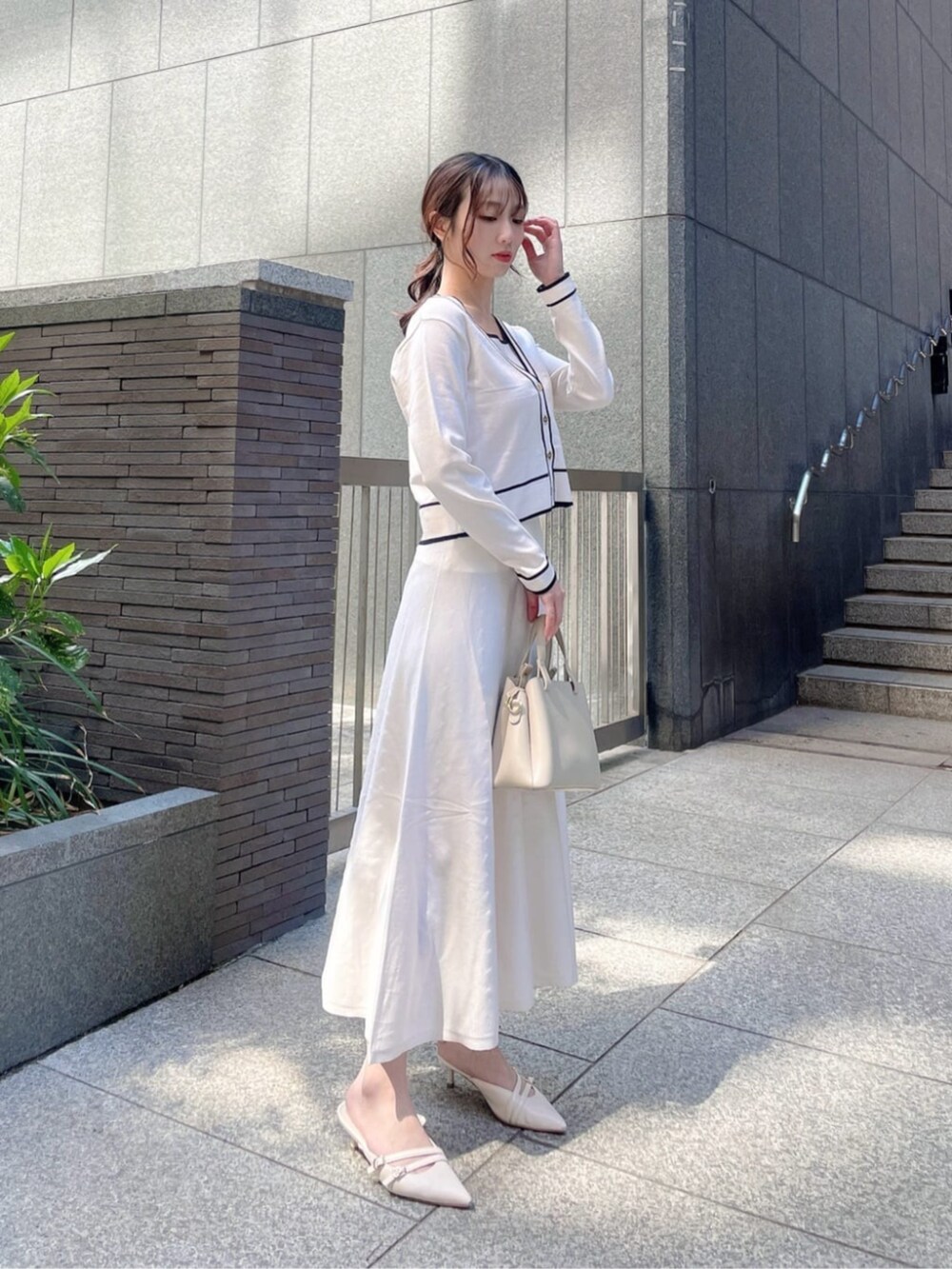 ホワイト系のワンピースを着用したレディースの春コーディネートの2枚目の写真