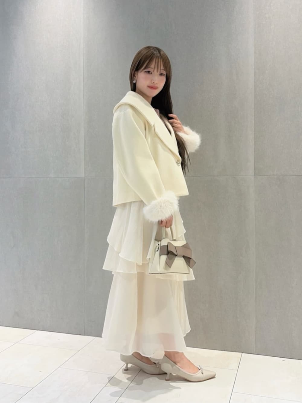 ベージュ系のパンプス、ホワイト系のショルダーバッグ、ピンク系のニット/セーターを着用したレディースの秋コーディネートの3枚目の写真